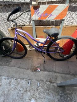 Beach cruiser bike selling as is it’s a girl’s bike