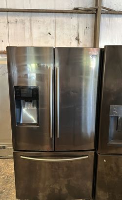Samsung Fridge with Ice Maker and Water Dispenser