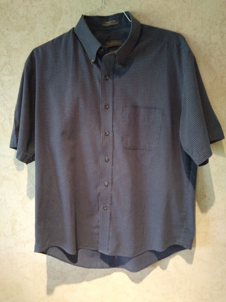 Large Van Heusen Short-Sleeve Buttoned Shirt