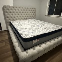 Queen Size Bed Frame & Mattress.  New in a box.      Cama Queen Size  / Colchon Incluido.    Nueva en caja