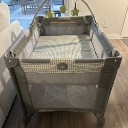 Graco Pack and Play  W/ Raised Bed For Bassinet