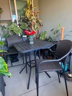 Table with 2 chairs 🪑