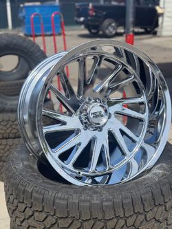 22x12 Moto Metal Combat Chrome 6x139.7 Chevy GMC TOYOTA RAM