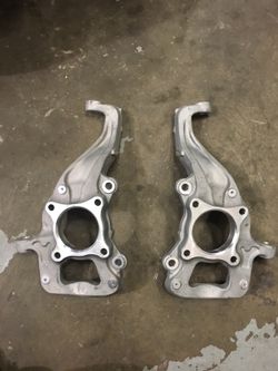 New Original Ford F-150 front spindles L+R
