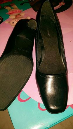 Ladies black pumps