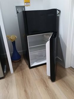 BLACK+DECKER Mini Fridge with Top Freezer