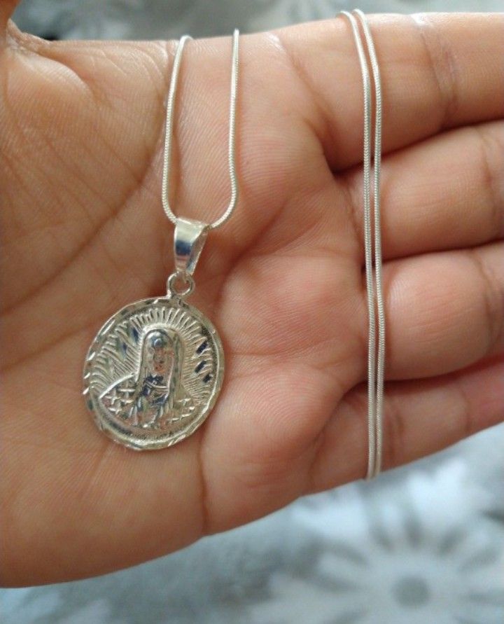 925 Sterling Silver Chain With The Pendant/Cadena Con Medalla De La Virgen De Plata 925