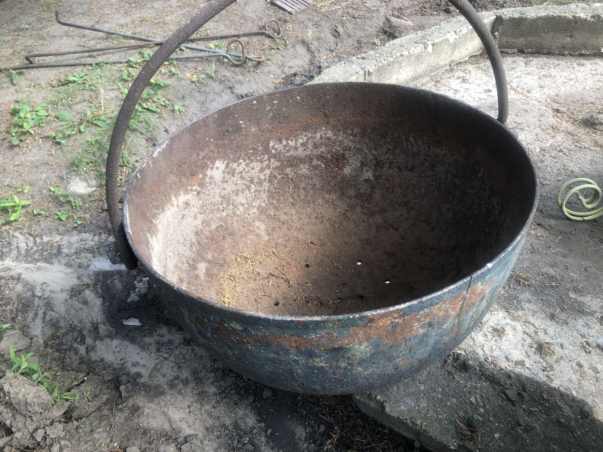 Nice Antique Cast Iron Pot Has A Hairline Crack Can Be Repairable