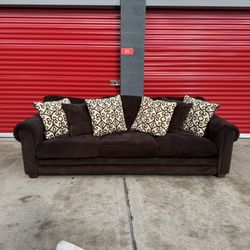 Brown Microfiber Sofa w/ Accent Pillows | Sofá de Microfibra Café con Cojines Decorativos