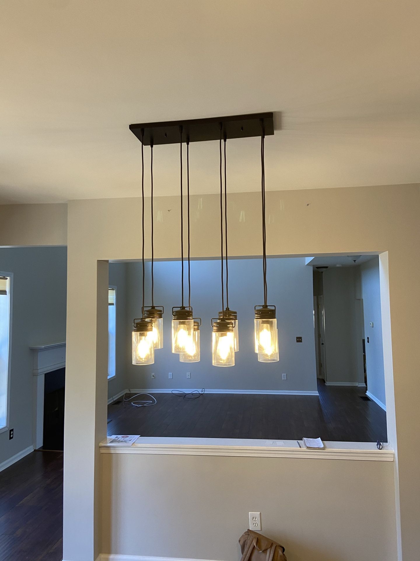 Multi pendant lighting fixture. In Excellent Condition