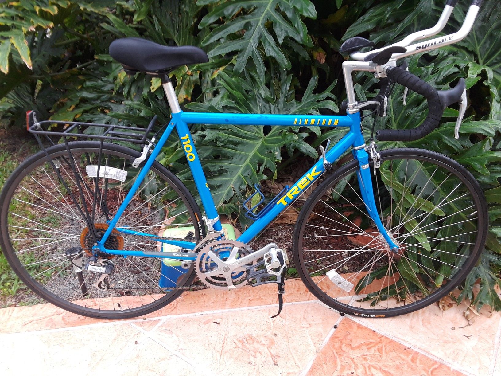 TREK 1100 ALUMINUM ROAD BIKE. PERFECT CONDITION.($20 off)
