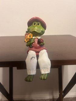 A pair of whimsical Garden Frogs