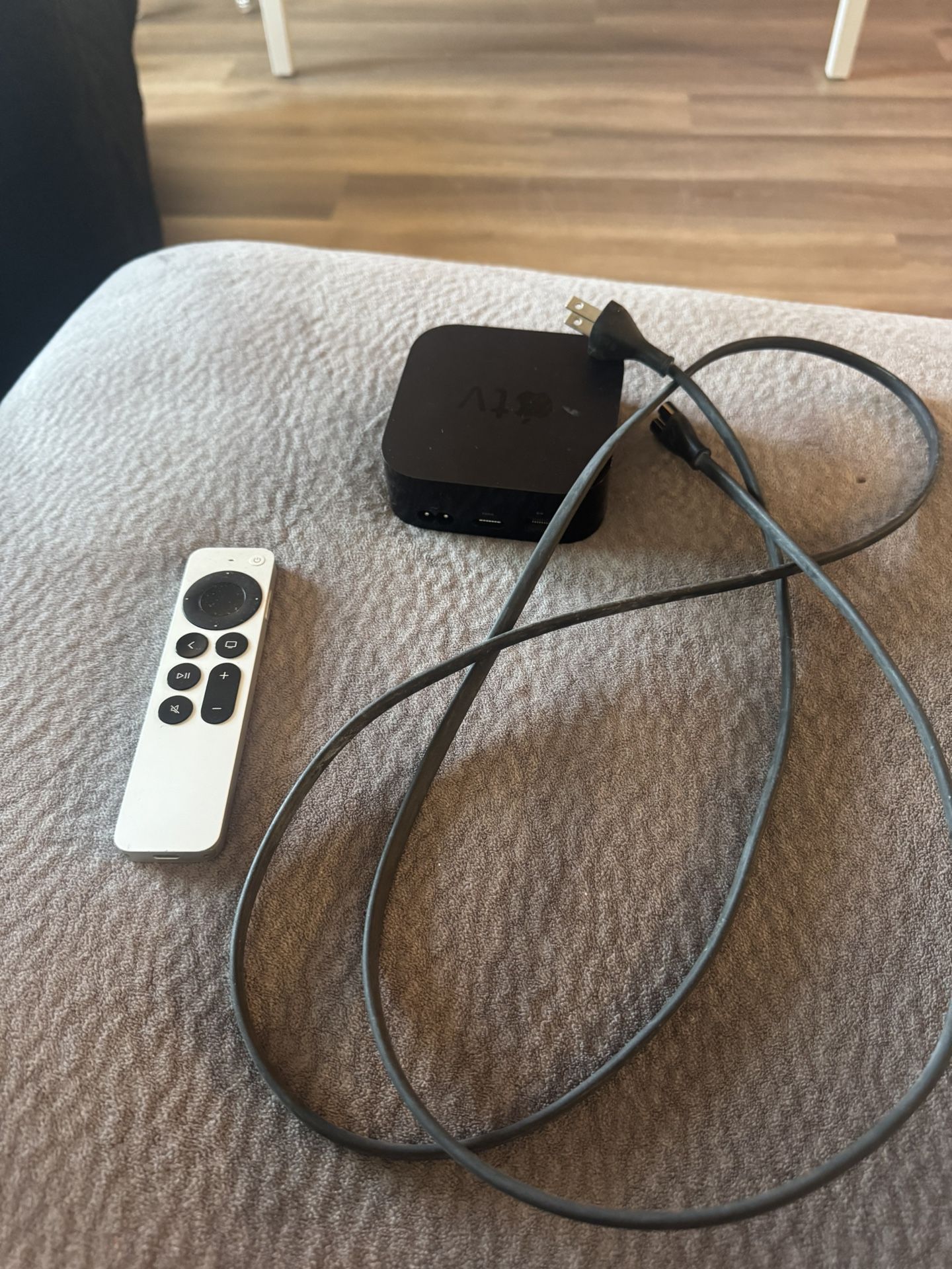 Apple Tv + Remote 