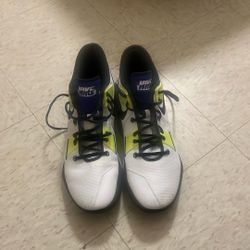 white nike basketball shoes