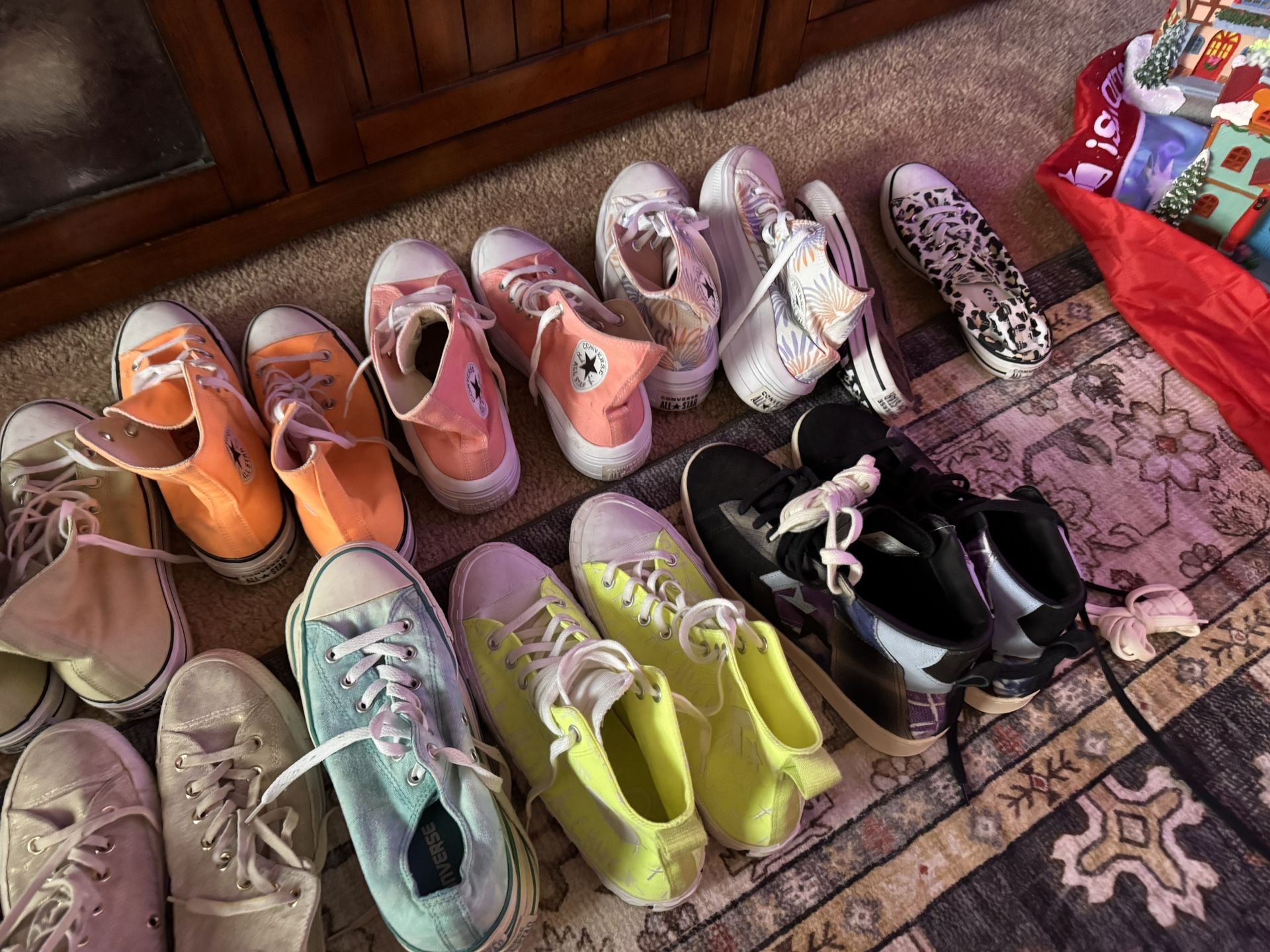 Huge Lot Of Women’s Converse!! 