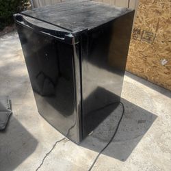 3.2 cu. ft. Refrigerator in Black magic chef