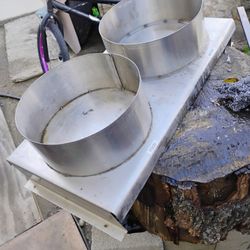 Una Charola Doble Para Darle De Comer A Los Animales 