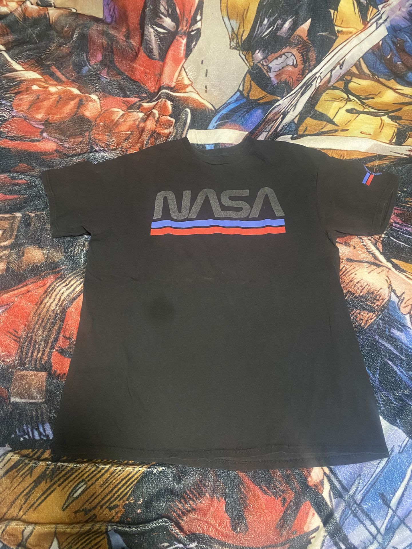Black and red NASA graphic tee size: Large #space
