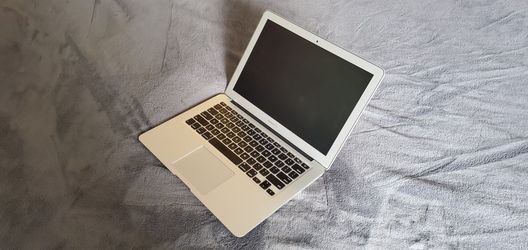 Apple Macbook Air 2017 CHARGER INCLUDED 8GB RAM, 250GB SSD, i7-5650U