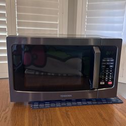 $75 - TOSHIBA EM131A5C-BS Countertop Microwave Oven. Removable Turntable Smart Humidity Sensor, Auto Menus.  Easy Clean Interior.  This microwave  was