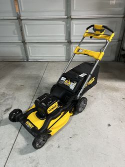 New DEWALT 2x20V MAX 21 in. Cordless Battery Powered Self Propelled Lawn Mower (Batteries Not Included)