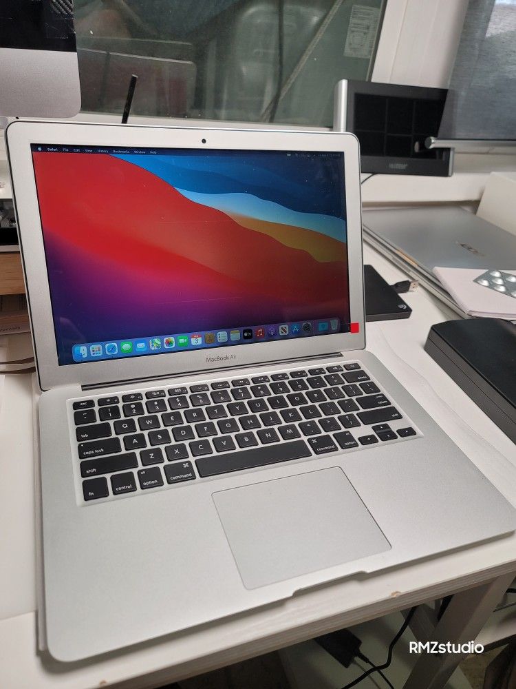 13" Macbook Air Laptop Intel Core i5 ** Perfect For Student, Work Or