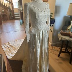 1950’s STUNNING LACE & SATIN WEDDING GOWN