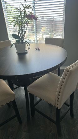 Round table with 4 chairs