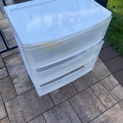 Syerlite Dresser Three Drawers 