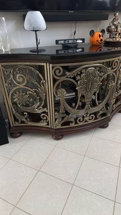 Bar with black marble top and cherry wood round feet