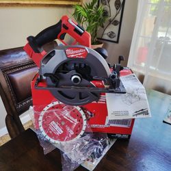 Milwaukee FUEL 18V Lithium-Ion Brushless Cordless 7-1/4 in. Circular Saw (Tool-Only)