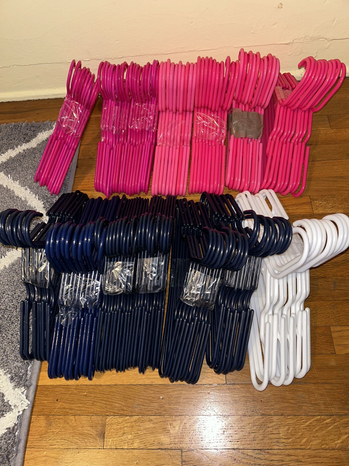 140 Kids Hangers 