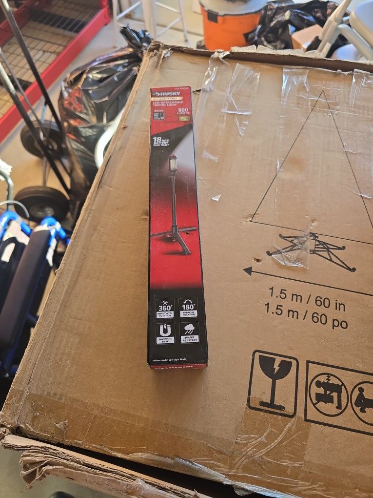 Husky 800lumens Tripod Light