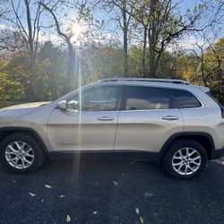 Gold Jeep Cherokee Latitude 2015 