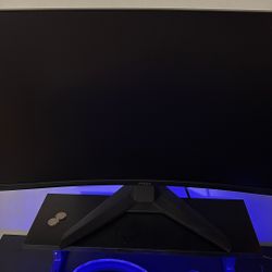 MSI Gaming Monitor 27’ Curved 170hz With Gaming Desk