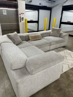 *Free Delivery*🚚 Modern Light Gray Thomasville 4 Piece Sectional W/ Headrest Feature!