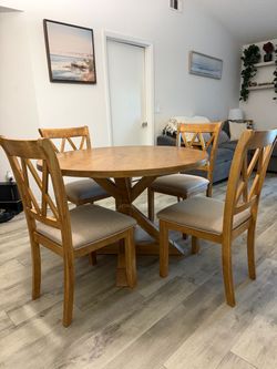 Roundhill 5-Piece Round Dining Table Set + 4 Chairs – Oak