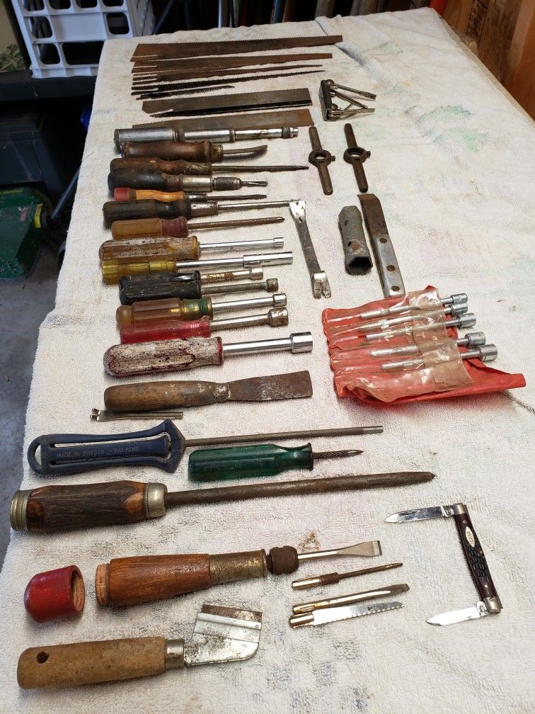 Tools, Diverse Misc Collection Saw blades, screwdrivers, sockets, case knife, prybar, cutters