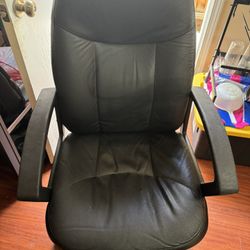 Moving Out Sale : Office Chair