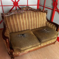 Couch Colonial Style 