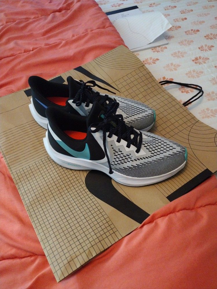 Nike Women's Air Zoom Winflo 6