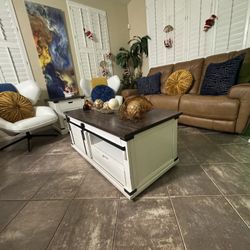 Beautiful Whiite Farmhose Coffee Table In Excellent Conditions 