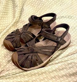 Women’s Cute Keen Sandals Size 7