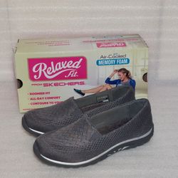 Skechers Slip Ons Flats Moccasin Sneaker. New In Box. Size 8.5 Women's Shoes 