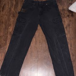 Durable Wrangler workwear  cargo carpenter pants. Features multiple pockets. 100%cotton W34/L32