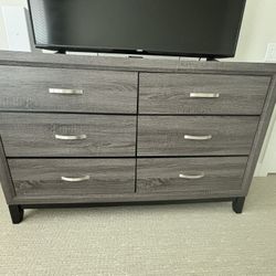 6 Drawer Dresser And 2 Nightstands 