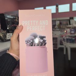 PRETTY AND PERFECT 24 PC BRUSH SET