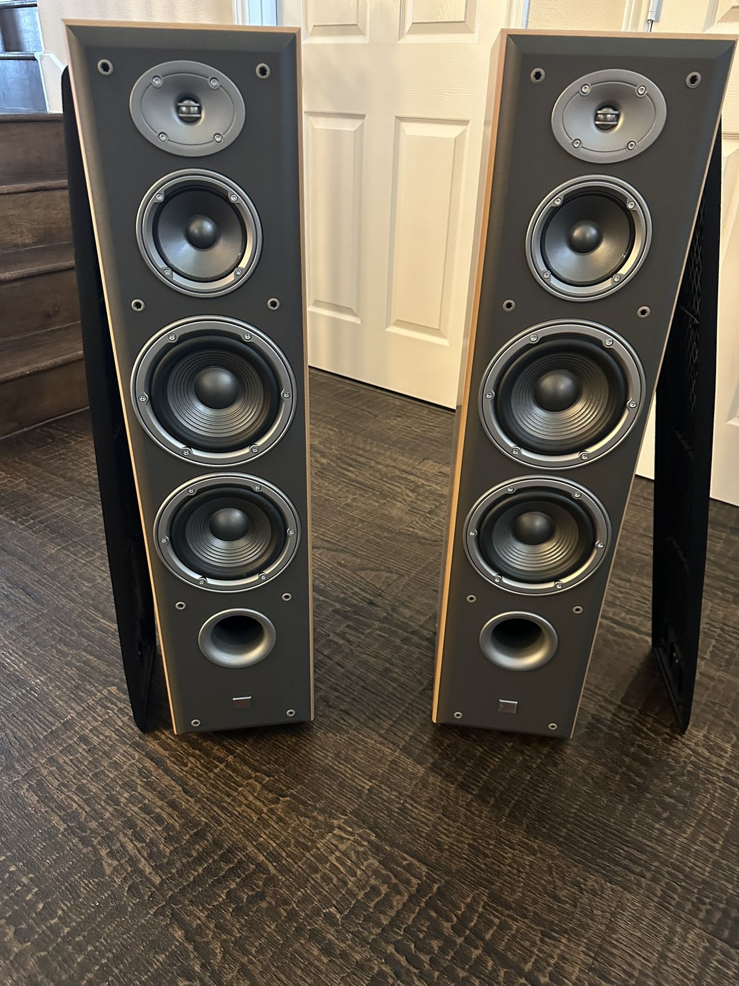 JBL E80 Speakers Pair Floor Standing. Premium Audio Experience