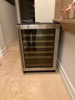 Allavino FlexCount II Wine Refrigerator (model VSWR56-1SR20) (Needs Repair)