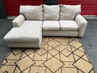 Sectional Couch!! Delivery Available 🚚!! Dimensions: 98” Length x 38” Height x 41” Depth ( 66”Depth Chaise)